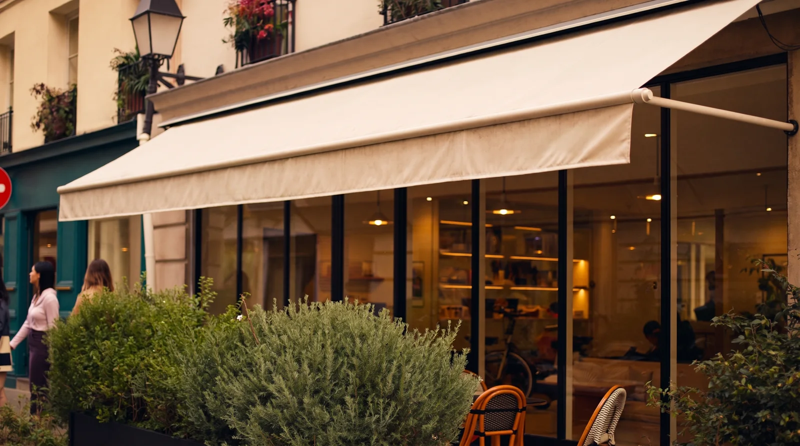 Commerces et boutiques d'une rue de Créteil
